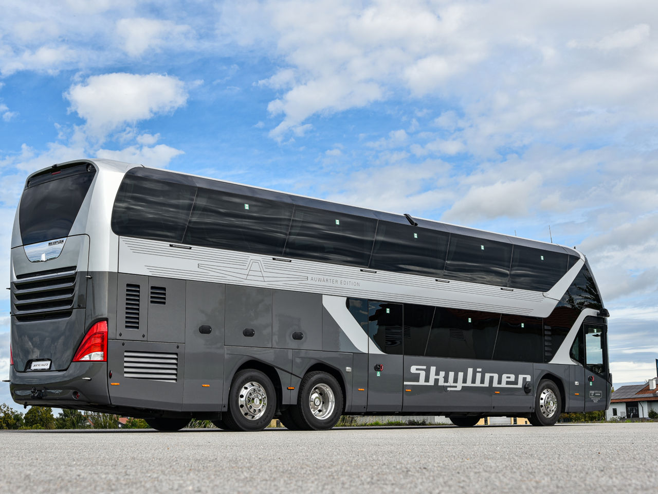 The NEOPLAN Skyliner ‘Auwärter Edition’ is a limited special edition that pays tribute to the brand's heritage. 